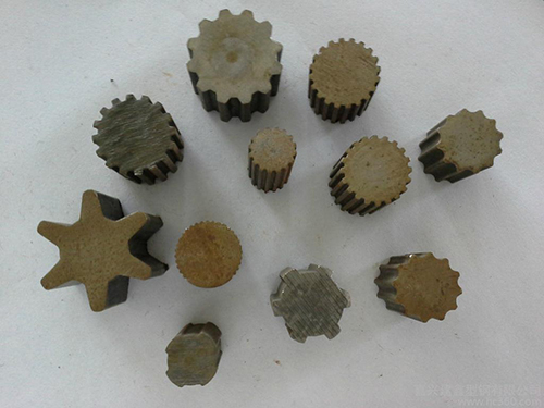 通過其優(yōu)異的物理和機(jī)械性能齒輪鋼為各種傳動裝置的制造和工作提供了可靠的保障推動了工業(yè)的發(fā)展